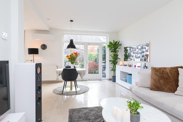 Foto - Verkocht onder voorbehoud: Rustig, aan verkeersluwe straat gelegen, goed onderhouden, half vrijstaande eengezinswoning met zolder, kelder, tuin, garage en
carport in Landgraaf